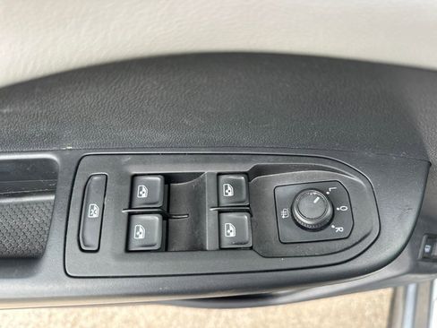 Used 2023 Volkswagen Taos SE w/ Panoramic Sunroof Package FWD image 14