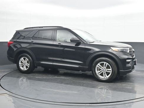 Used 2023 Ford Explorer XLT w/ Equipment Group 202A image 8