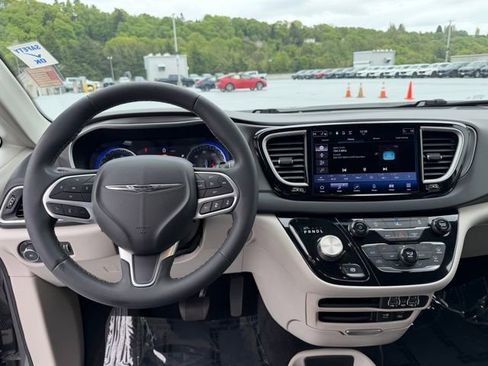 Used 2022 Chrysler Pacifica Touring-L FWD image 13