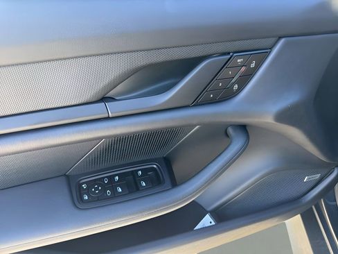 Used 2022 Porsche Taycan image 27
