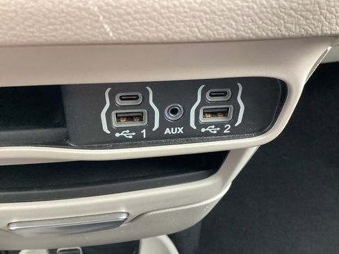 Used 2024 Chrysler Pacifica Touring-L image 24