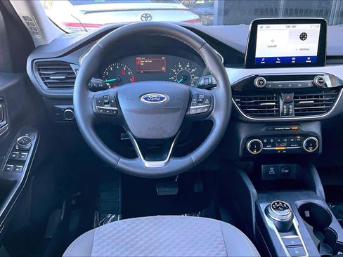 Used 2022 Ford Escape SE w/ SE Sport Appearance Package image 5