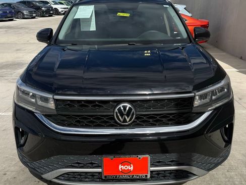 Used 2022 Volkswagen Taos SE FWD image 3