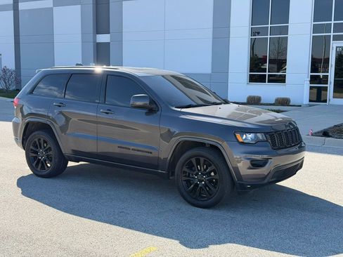 Used 2018 Jeep Grand Cherokee Altitude image 3