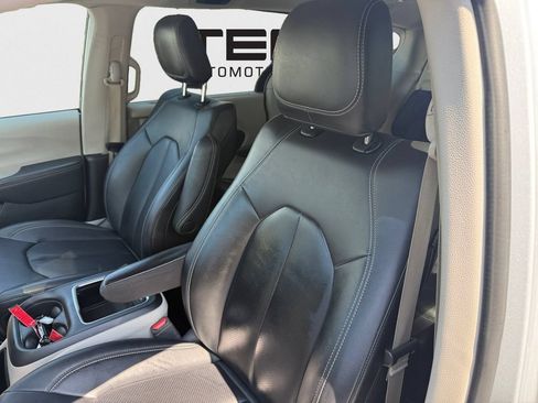 Used 2024 Chrysler Pacifica Touring-L FWD image 24