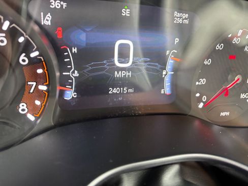 Used 2025 Jeep Compass Trailhawk image 39