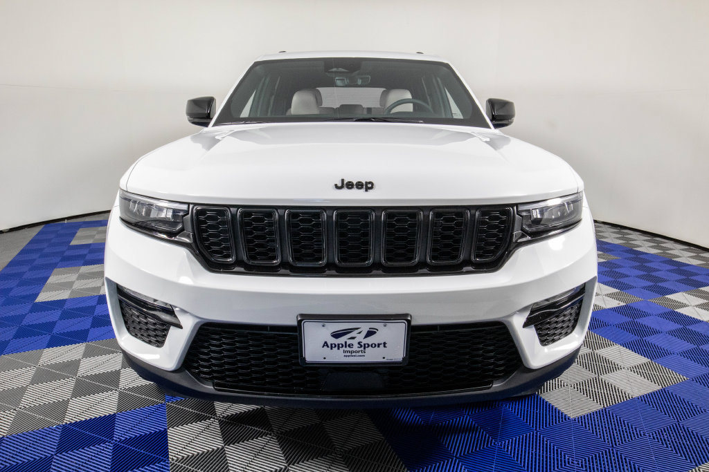 Used 2025 Jeep Grand Cherokee Limited w/ Black Appearance Package AWD/4WD image 3