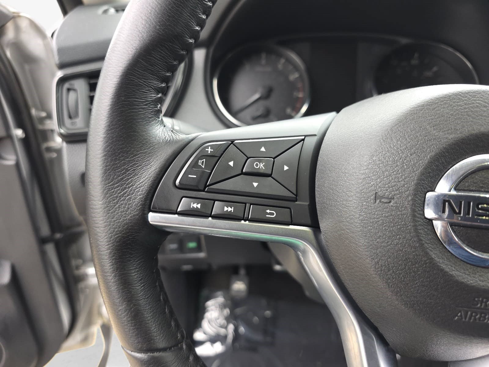 Used 2018 Nissan Rogue SV FWD image 14