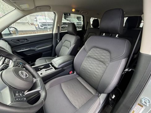 Used 2025 Nissan Pathfinder SV FWD image 39
