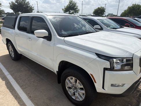 Used 2022 Nissan Frontier SV AWD/4WD image 2