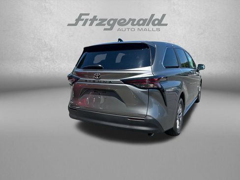 Used 2026 Toyota Sienna LE FWD image 8