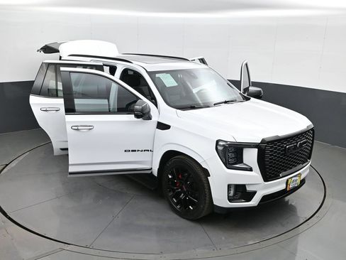 Used 2022 GMC Yukon Denali w/ Denali Premium Package image 30
