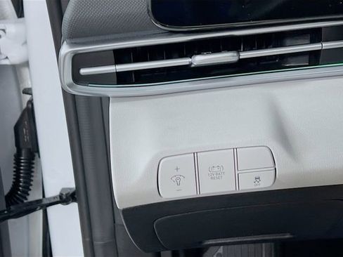 New 2025 Hyundai Elantra Limited image 9