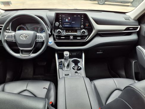 Used 2022 Toyota Highlander XLE FWD image 11