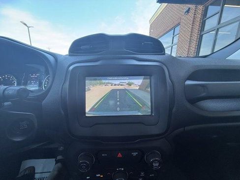 Used 2018 Jeep Renegade Latitude FWD image 27