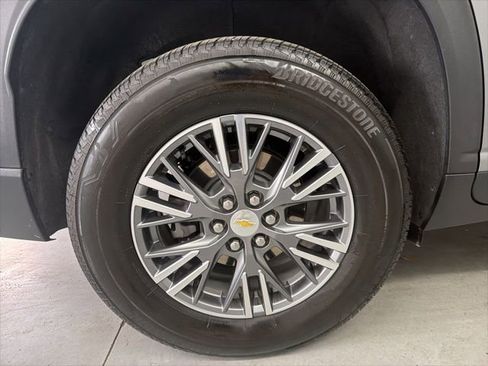 Used 2025 Chevrolet Traverse LT w/ Driver Confidence Package FWD image 12