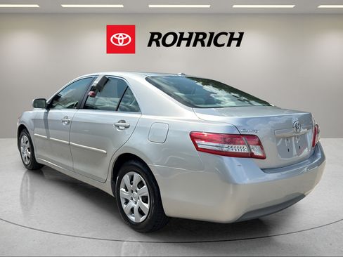 Used 2010 Toyota Camry LE FWD image 8