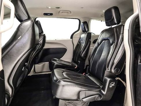 Used 2020 Chrysler Pacifica Touring-L image 28