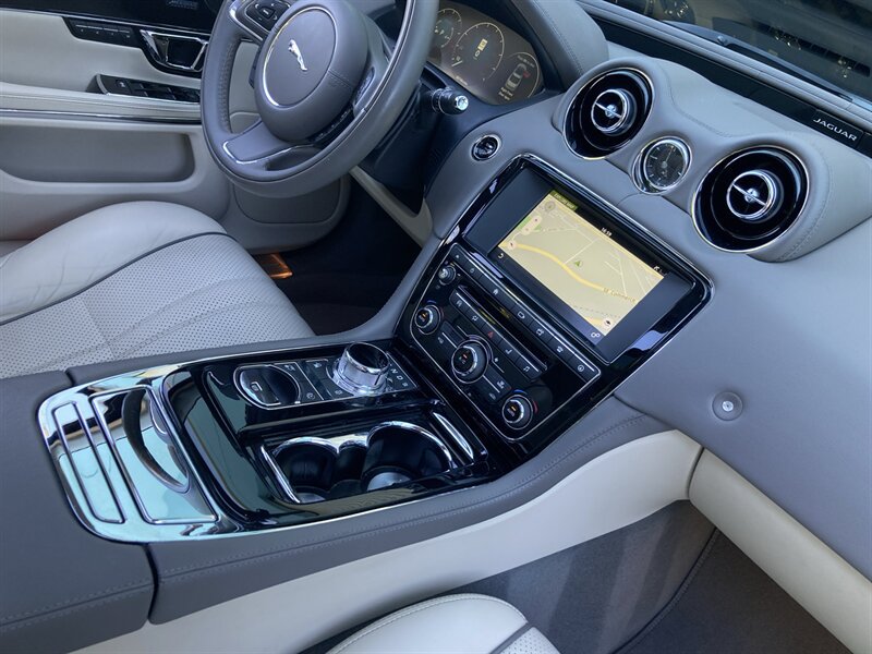 Used 2017 Jaguar XJ R-Sport RWD image 31
