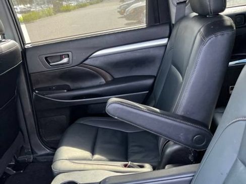 Used 2019 Toyota Highlander XLE w/ Carpet Mat Package (TMS) FWD image 12