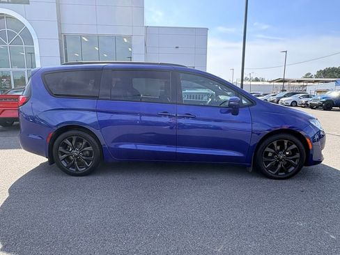 Used 2018 Chrysler Pacifica Limited FWD image 2
