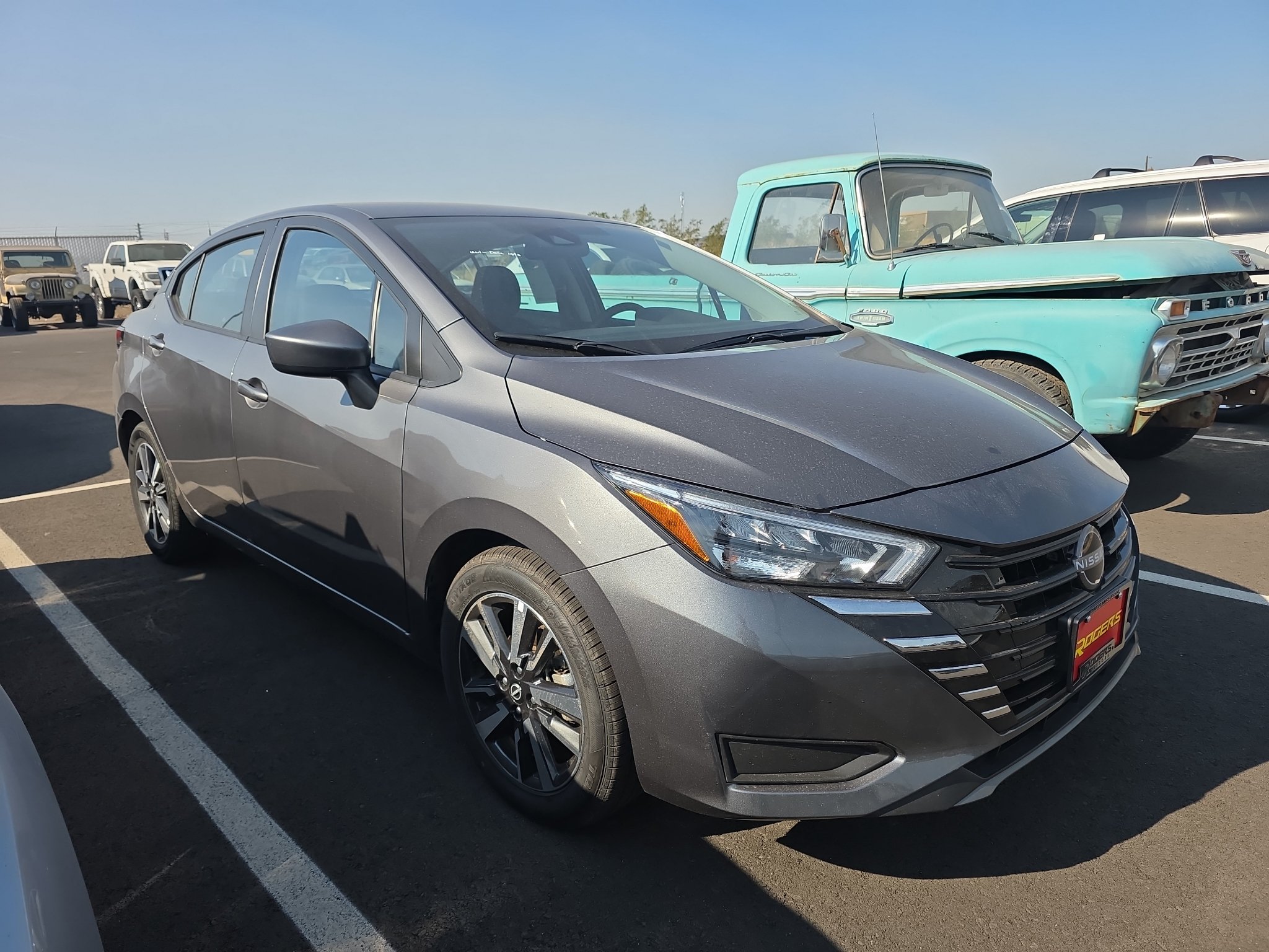 Used 2025 Nissan Versa SV FWD image 1