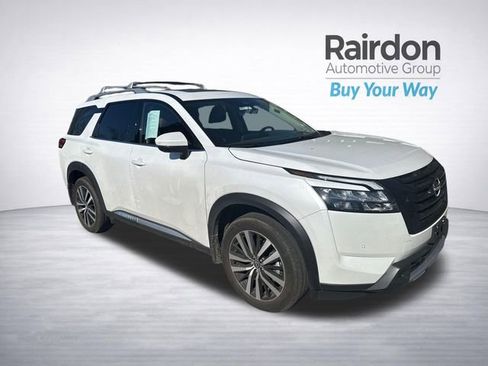 Used 2025 Nissan Pathfinder Platinum w/ Black Appearance Package AWD/4WD image 33