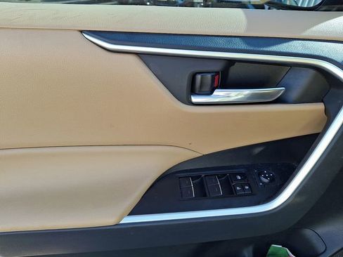 Used 2022 Toyota RAV4 XLE Premium image 10