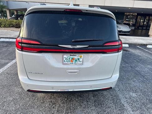 Used 2021 Chrysler Pacifica Touring-L w/ Uconnect Theater Family Group FWD image 11