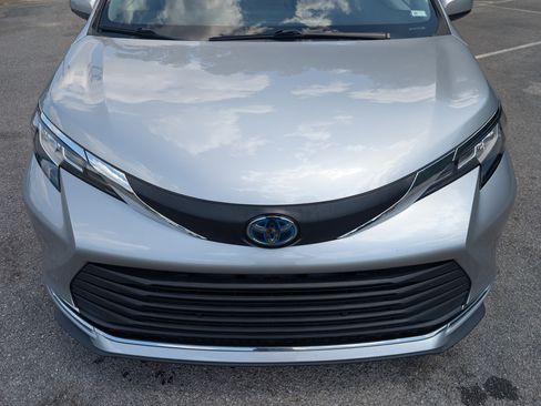 Used 2023 Toyota Sienna XLE FWD image 12