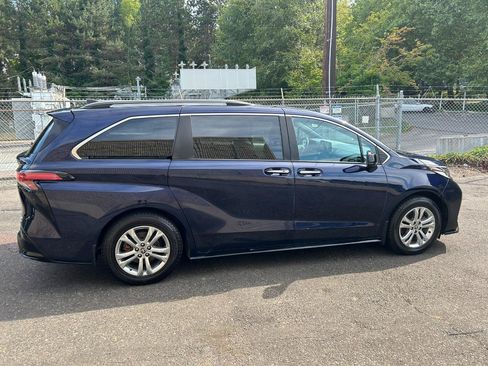 Used 2023 Toyota Sienna XSE AWD/4WD image 4