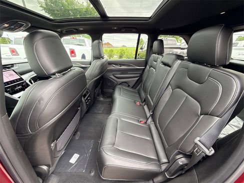 New 2025 Jeep Grand Cherokee Limited w/ Black Appearance Package image 17