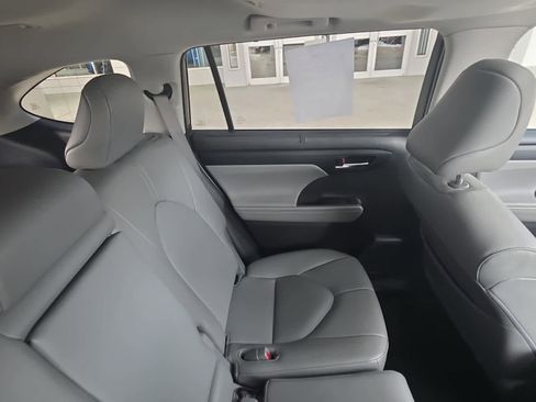 Used 2023 Toyota Highlander XLE image 20