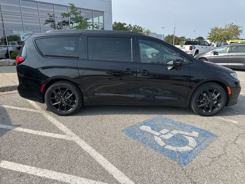 New 2026 Chrysler Pacifica Limited w/ Uconnect Theater Family Group image 36