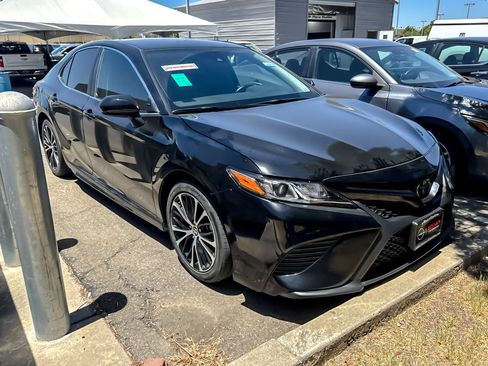 Used 2020 Toyota Camry SE FWD image 1
