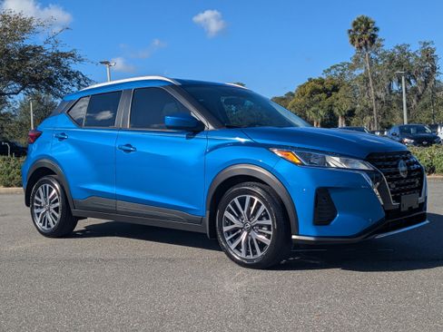 Used 2024 Nissan Kicks SV image 2