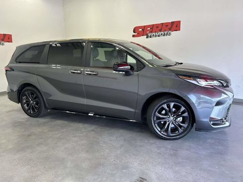 Used 2025 Toyota Sienna XSE FWD image 2