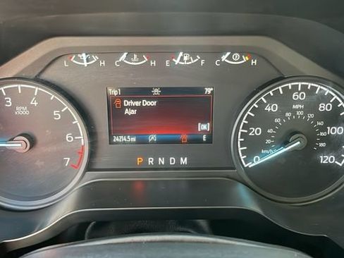 Used 2022 Ford F150 XLT w/ Trailer Tow Package RWD image 6