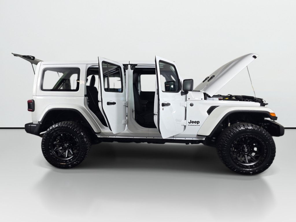 Used 2025 Jeep Wrangler Unlimited Sahara AWD/4WD image 10