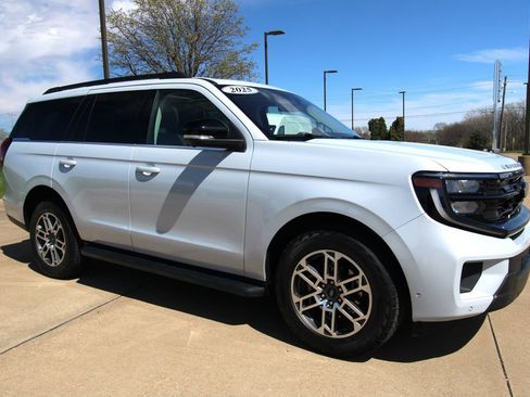 Used 2025 Ford Expedition Active image 3