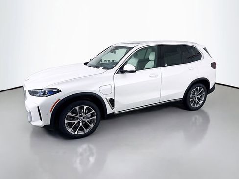 New 2026 BMW X5 xDrive50e image 3