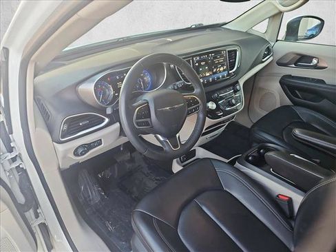 Used 2023 Chrysler Pacifica Touring-L FWD image 10