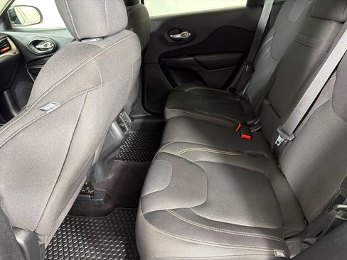 Used 2016 Jeep Cherokee Latitude w/ Cold Weather Group AWD/4WD image 19