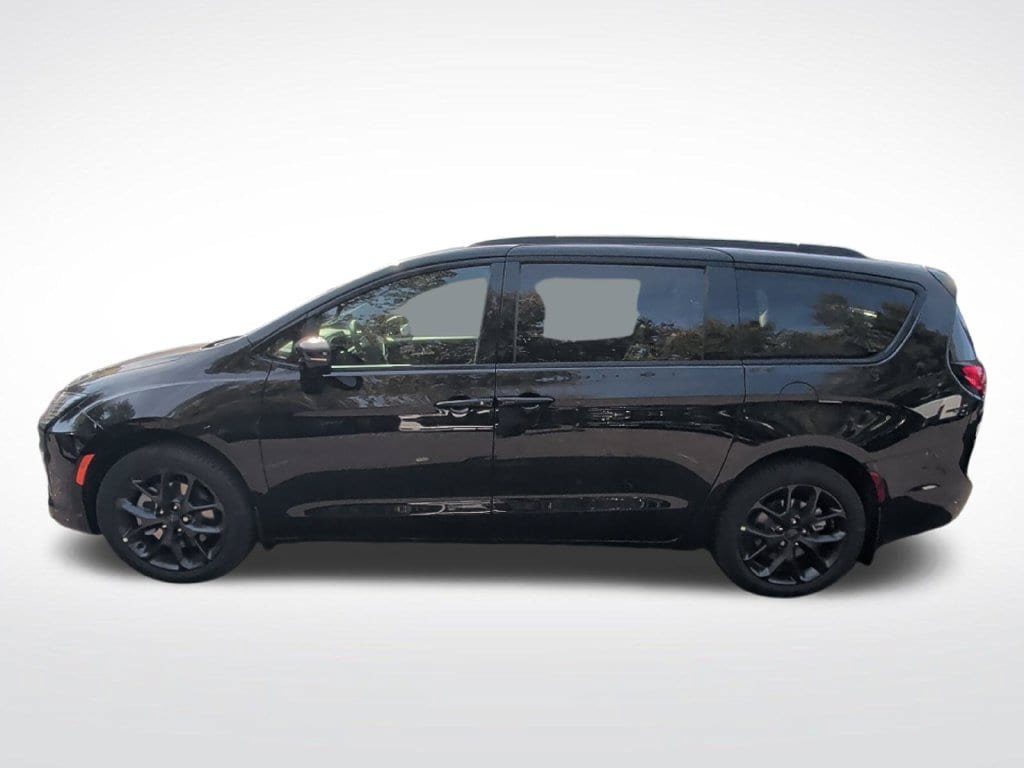 New 2027 Chrysler Pacifica Limited AWD/4WD image 2