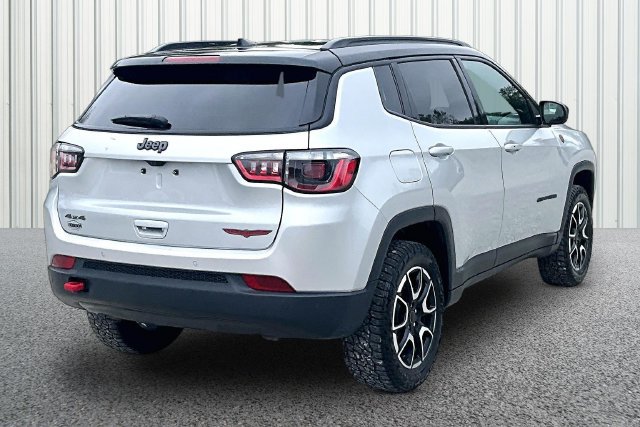 Used 2025 Jeep Compass Trailhawk AWD/4WD image 10