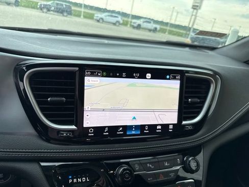 Used 2026 Chrysler Pacifica Limited FWD image 26