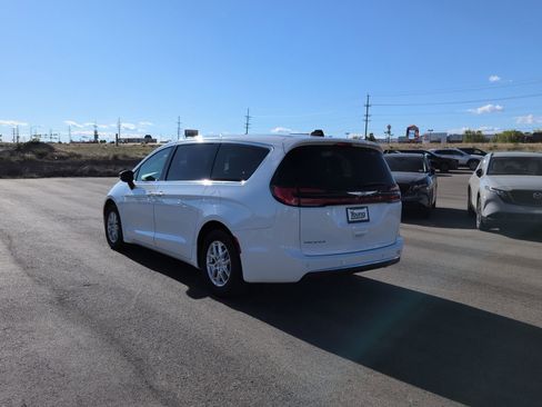 Used 2024 Chrysler Pacifica Touring-L FWD image 5