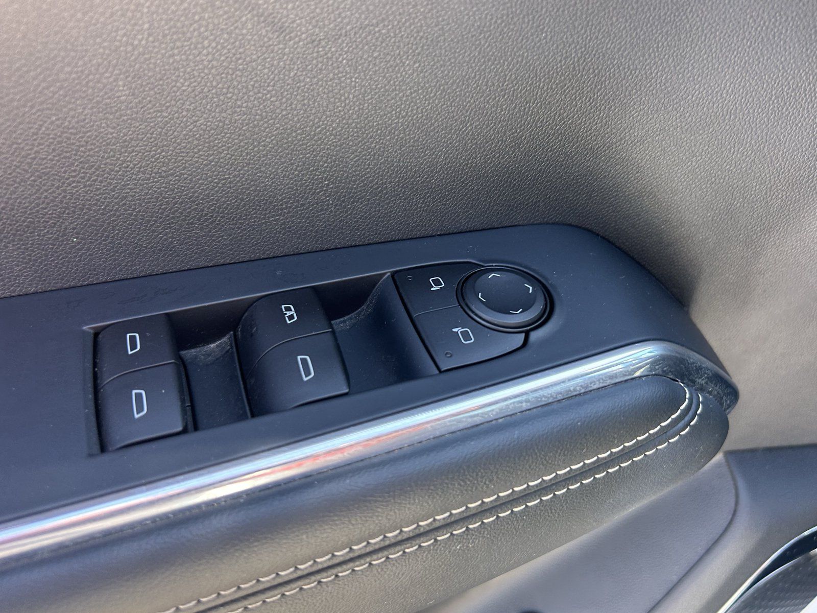 Used 2026 GMC Acadia Elevation w/ Elevation Premium Package FWD image 16