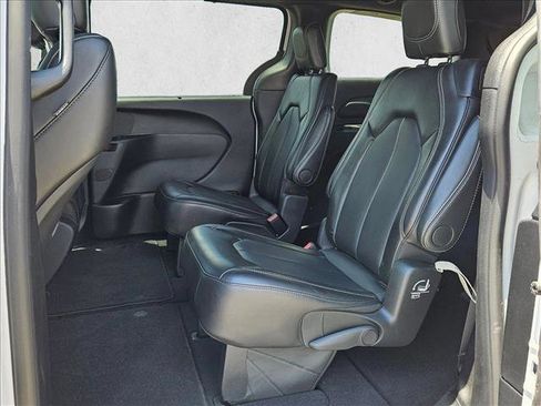 Used 2025 Chrysler Pacifica Select FWD image 17