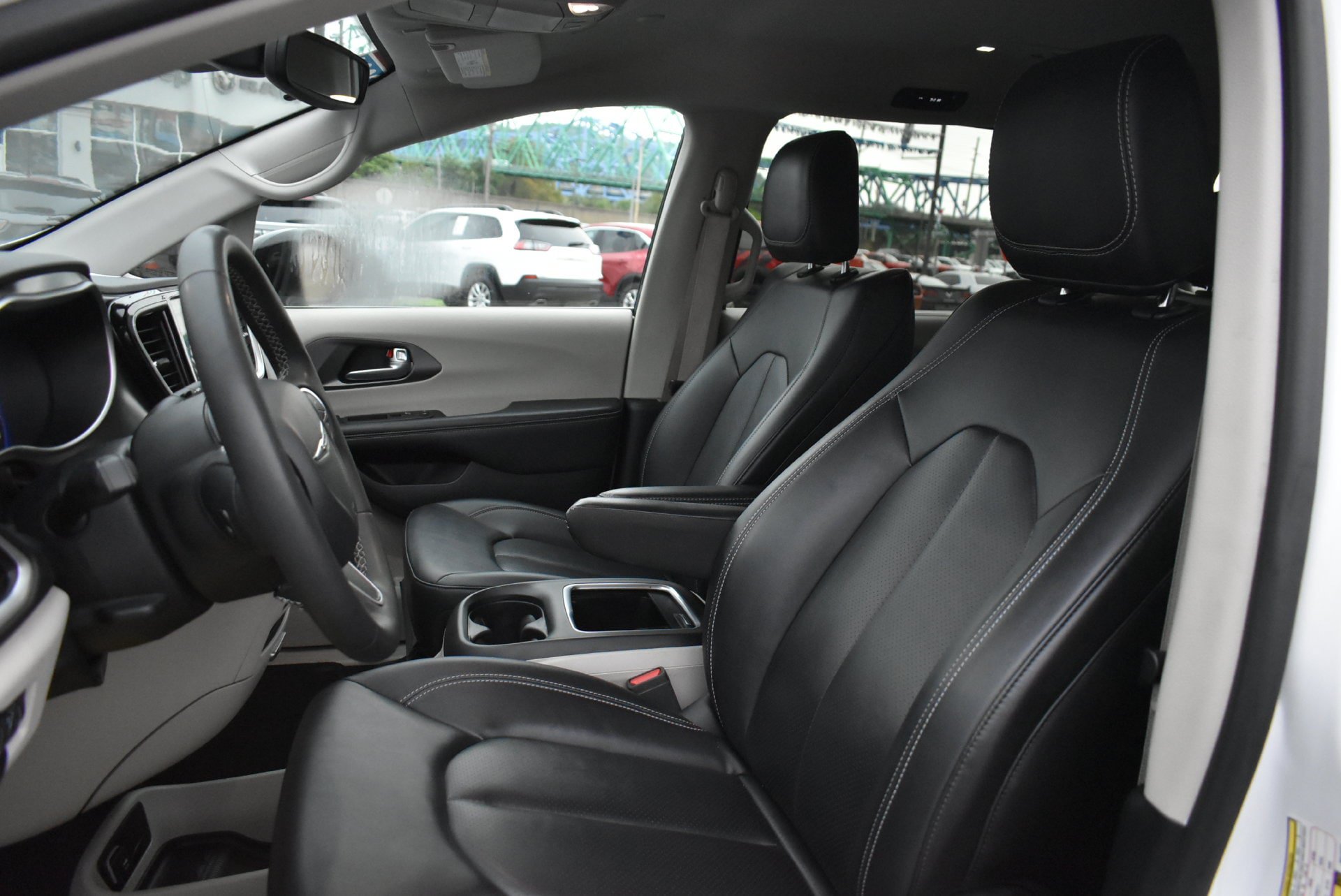 Used 2024 Chrysler Pacifica Touring-L FWD image 14